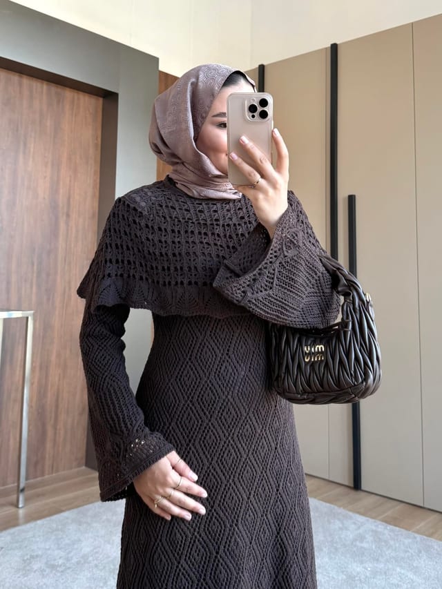 OMUZ DETAYLI FİLELİ ELBİSE KAHVE