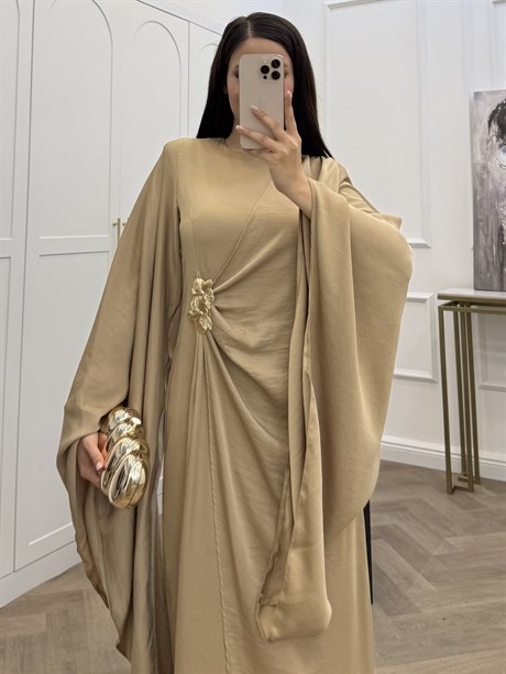 YARASA KOL GOLD TOKALI SATEN ELBİSE